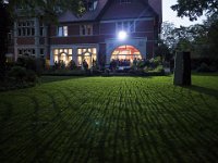 Von Grund_auf 2  Von Grund auf, 2015. Lichtinstallation im Garten eines Privathauses in Köln, realisiert mit Derksen-Projektoren